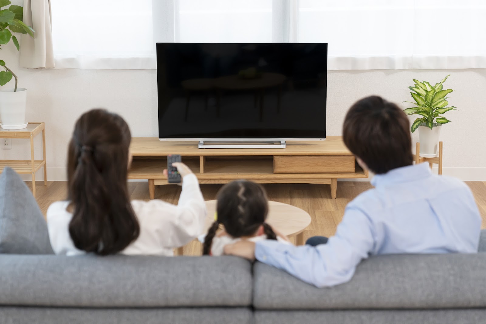 即実践！子どもの視力を守るテレビとの適切な距離を目のプロが解説。