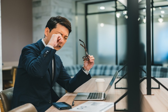 夕方になると「目がかすむ・ぼやける」のはなぜ？メガネで解決する前に知るべき原因と選び方