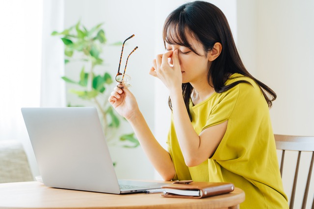 【リモートワーク時代の新常識】その「見えすぎ」が目の疲労と生産性低下の真犯人！ブルーライト対策では解決しない、根本的な目のケアとは