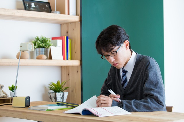 1、なぜ「遠くが見えるメガネ」で勉強すると疲れやすいのか?