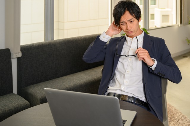 仕事中に目が疲れる悩みをメガネで解消！目の疲れによくある原因と解決方法を解説