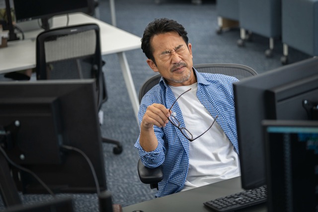 1、なぜ仕事中に目が疲れるのか?メガネを今すぐ見直すべき3つの理由