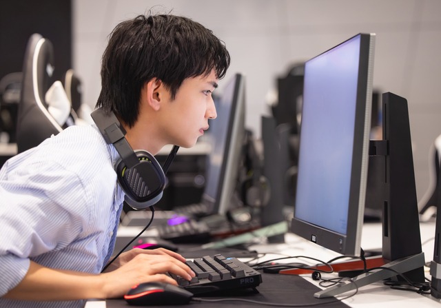 ゲームをすると目が疲れるのは「ブルーライト」のせいじゃない? 1.0基準のメガネが招くパフ…